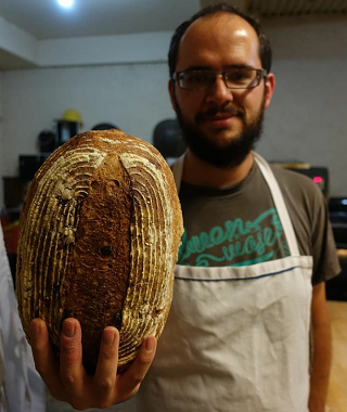 retrato del panadero sosteniendo una hogaza